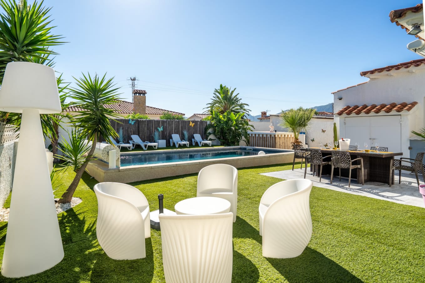 6. Jardin y piscina