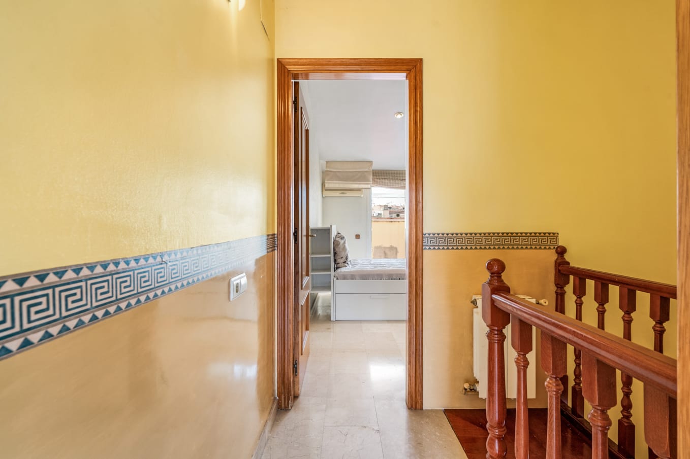 24. Escalera arriba habitacion