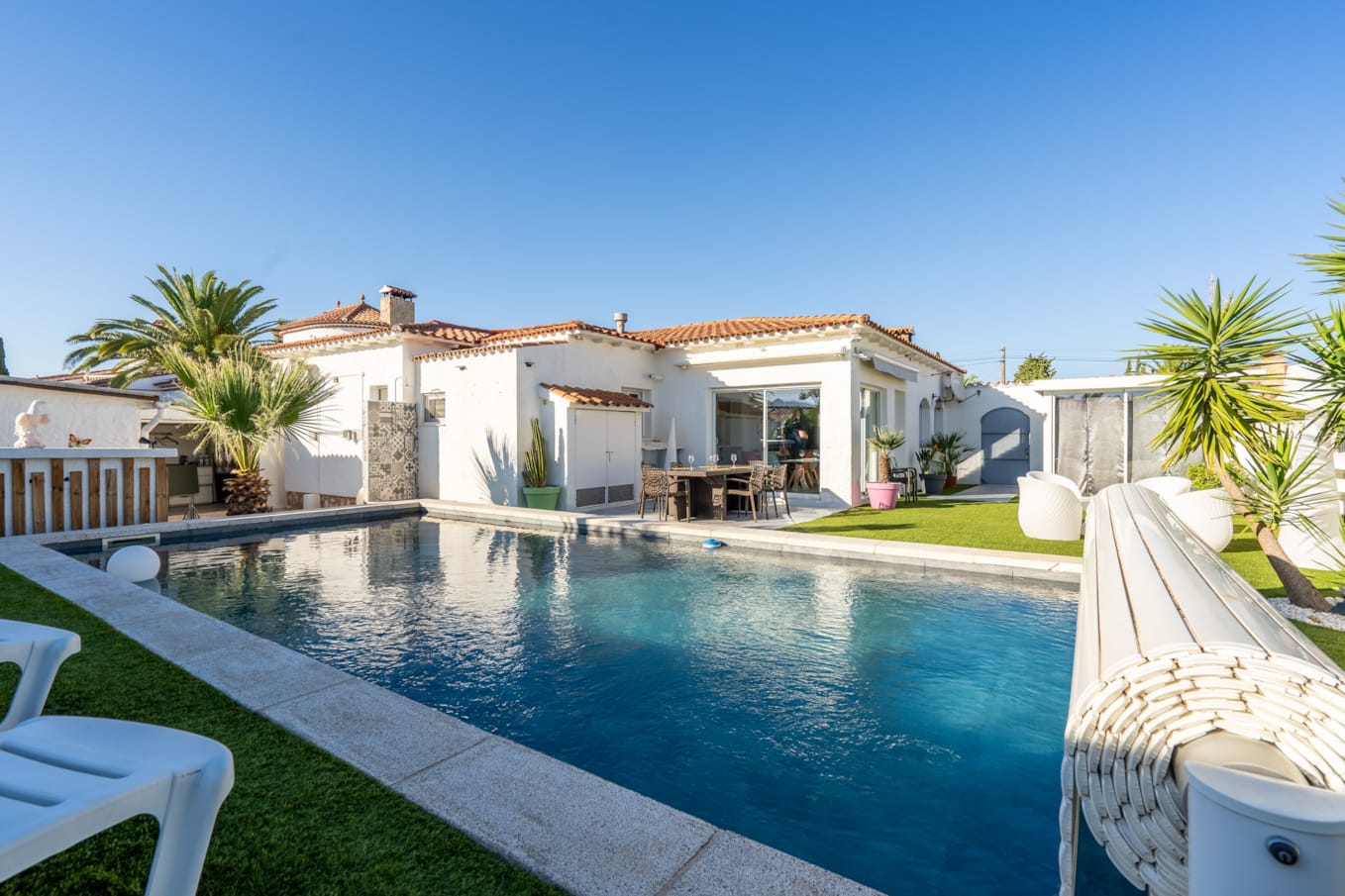 7. Jardin y piscina