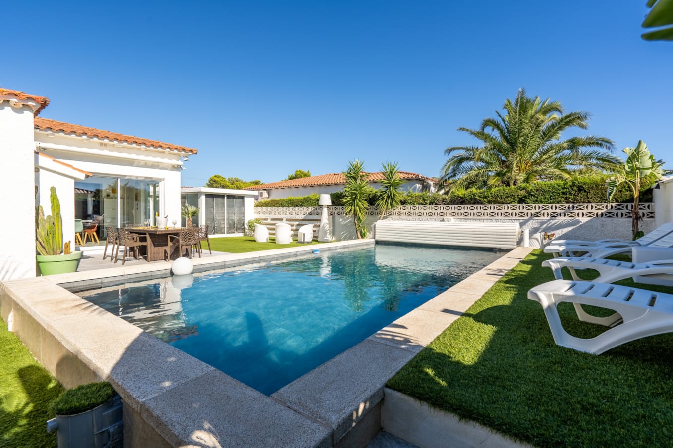 8. Jardin y piscina