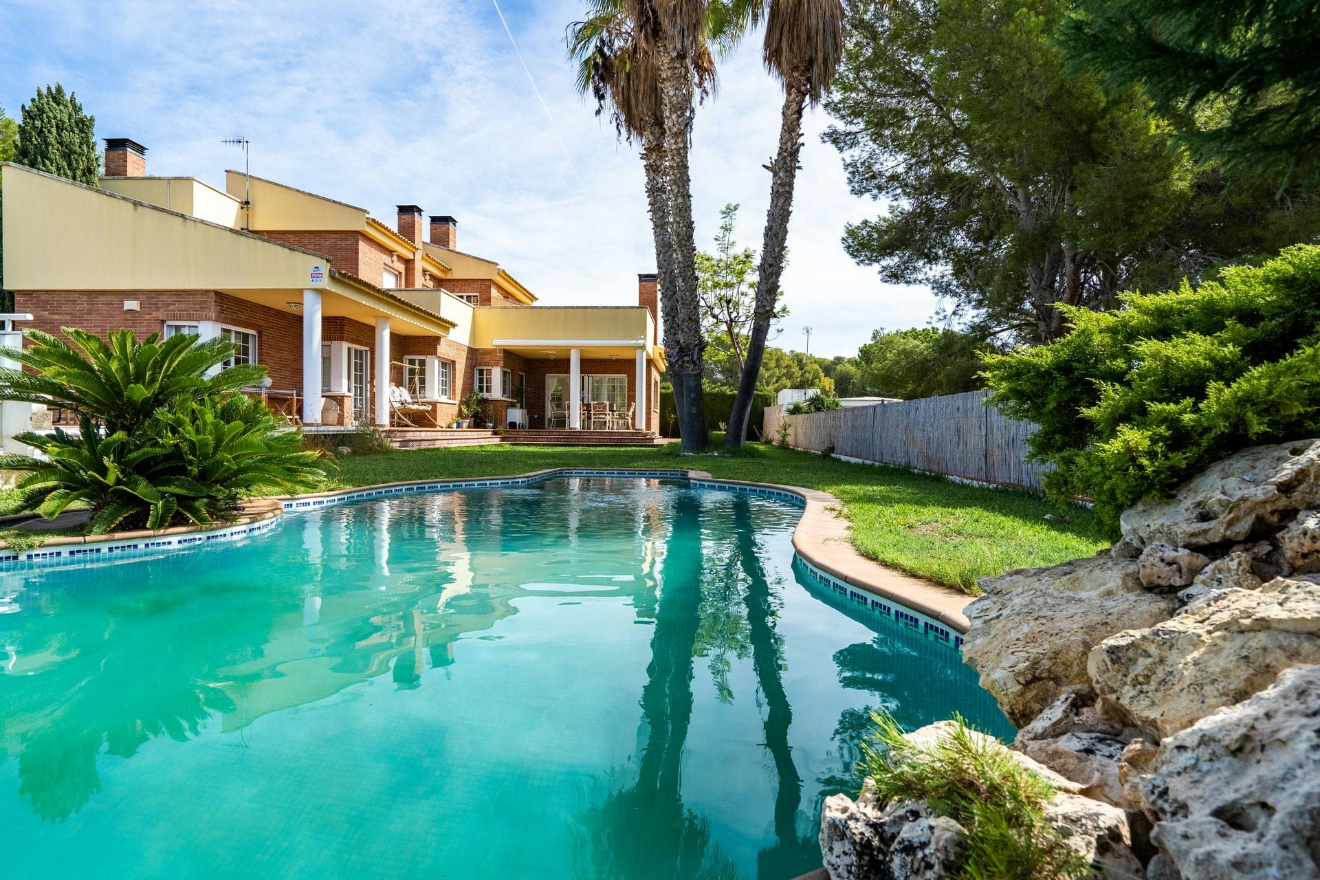 Casa con piscina, jardín y vistas al mar en Mas Mel Calafell